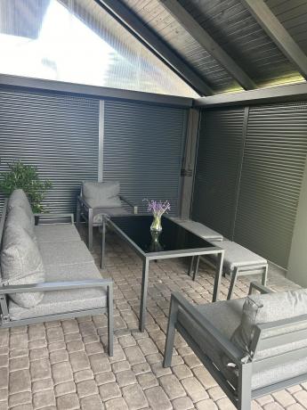 Grafitowy zestaw mebli metalowych na taras Sodor Dining + pufy - Dark Grey