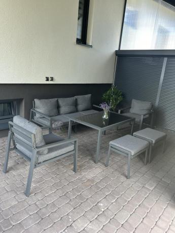 Grafitowy zestaw mebli metalowych na taras Sodor Dining + pufy - Dark Grey