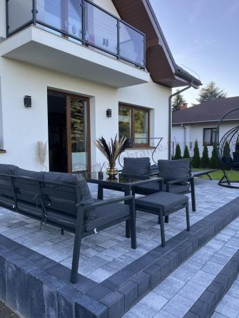 Grafitowy zestaw mebli metalowych na taras Sodor Dining + pufy - Dark Grey