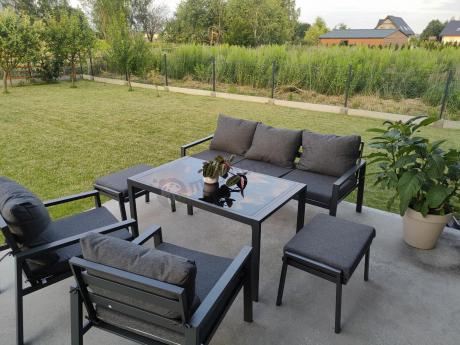Grafitowy zestaw mebli metalowych na taras Sodor Dining + pufy - Dark Grey