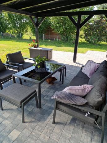 Grafitowy zestaw mebli metalowych na taras Sodor Dining + pufy - Dark Grey
