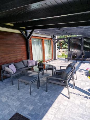 Grafitowy zestaw mebli metalowych na taras Sodor Dining + pufy - Dark Grey