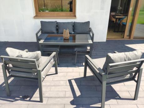 Grafitowy zestaw mebli metalowych na taras Sodor Dining + pufy - Dark Grey