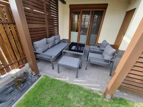 Grafitowy zestaw mebli metalowych na taras Sodor Dining + pufy - Dark Grey