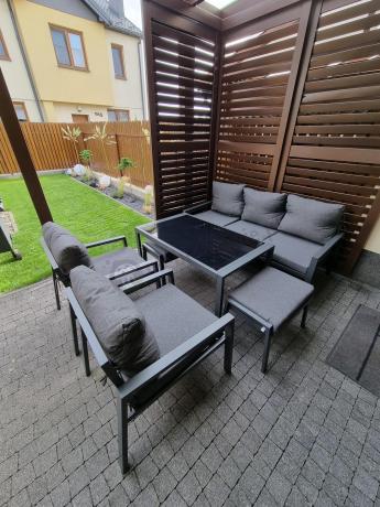 Grafitowy zestaw mebli metalowych na taras Sodor Dining + pufy - Dark Grey