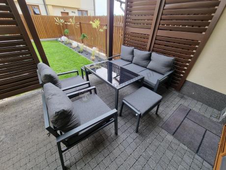 Grafitowy zestaw mebli metalowych na taras Sodor Dining + pufy - Dark Grey