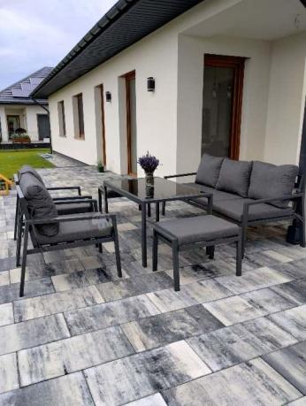 Grafitowy zestaw mebli metalowych na taras Sodor Dining + pufy - Dark Grey