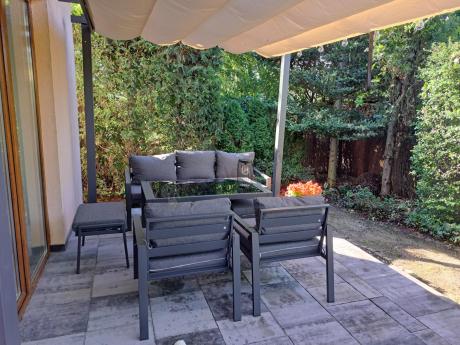 Grafitowy zestaw mebli metalowych na taras Sodor Dining + pufy - Dark Grey