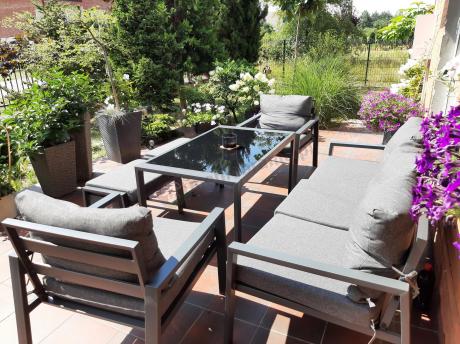 Grafitowy zestaw mebli metalowych na taras Sodor Dining + pufy - Dark Grey