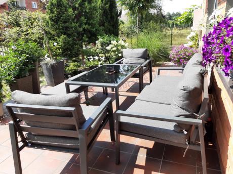 Grafitowy zestaw mebli metalowych na taras Sodor Dining + pufy - Dark Grey