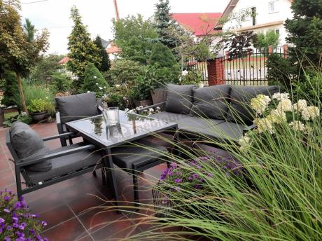 Grafitowy zestaw mebli metalowych na taras Sodor Dining + pufy - Dark Grey