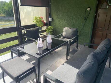 Grafitowy zestaw mebli metalowych na taras Sodor Dining + pufy - Dark Grey