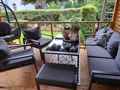 Grafitowy zestaw mebli metalowych na taras Sodor Dining + pufy - Dark Grey