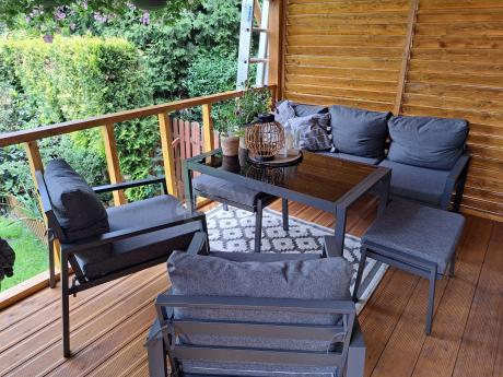 Grafitowy zestaw mebli metalowych na taras Sodor Dining + pufy - Dark Grey