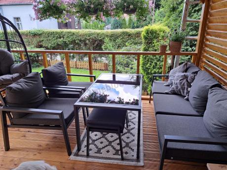 Grafitowy zestaw mebli metalowych na taras Sodor Dining + pufy - Dark Grey