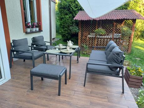 Grafitowy zestaw mebli metalowych na taras Sodor Dining + pufy - Dark Grey