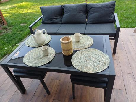 Grafitowy zestaw mebli metalowych na taras Sodor Dining + pufy - Dark Grey