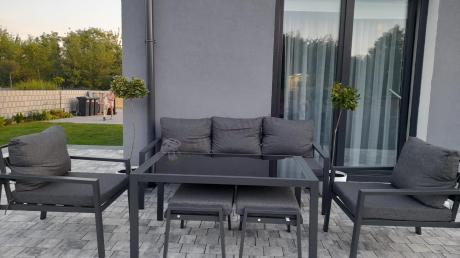 Grafitowy zestaw mebli metalowych na taras Sodor Dining + pufy - Dark Grey