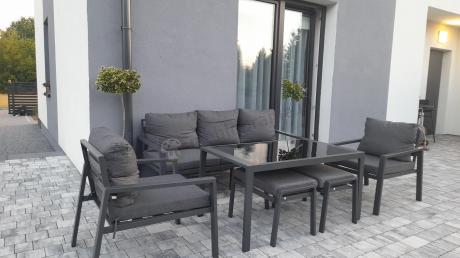 Grafitowy zestaw mebli metalowych na taras Sodor Dining + pufy - Dark Grey