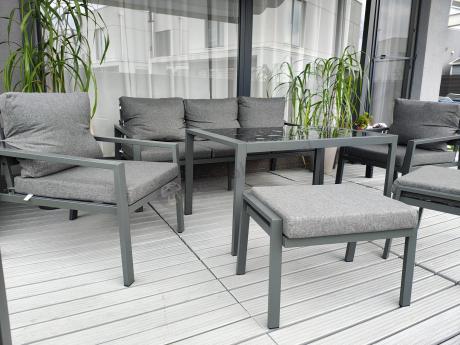 Grafitowy zestaw mebli metalowych na taras Sodor Dining + pufy - Dark Grey