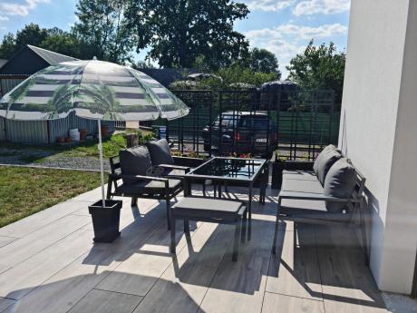 Grafitowy zestaw mebli metalowych na taras Sodor Dining + pufy - Dark Grey