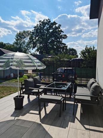 Grafitowy zestaw mebli metalowych na taras Sodor Dining + pufy - Dark Grey