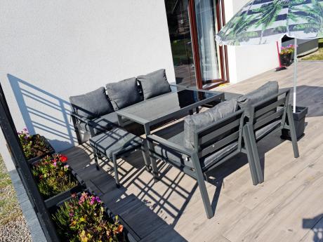 Grafitowy zestaw mebli metalowych na taras Sodor Dining + pufy - Dark Grey
