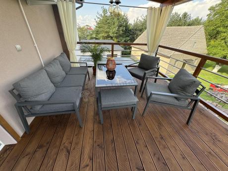 Grafitowy zestaw mebli metalowych na taras Sodor Dining + pufy - Dark Grey