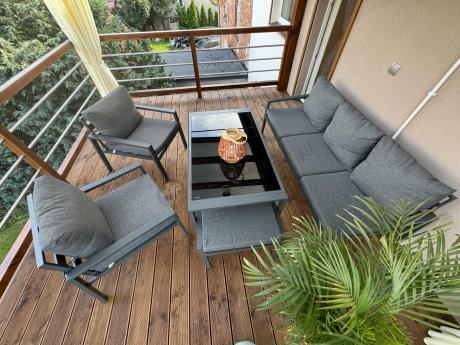 Grafitowy zestaw mebli metalowych na taras Sodor Dining + pufy - Dark Grey