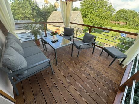 Grafitowy zestaw mebli metalowych na taras Sodor Dining + pufy - Dark Grey