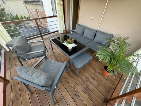 Grafitowy zestaw mebli metalowych na taras Sodor Dining + pufy - Dark Grey