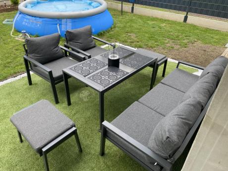 Grafitowy zestaw mebli metalowych na taras Sodor Dining + pufy - Dark Grey