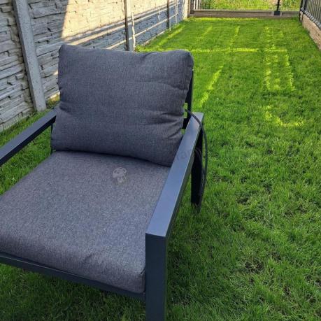 Grafitowy zestaw mebli metalowych na taras Sodor Dining + pufy - Dark Grey