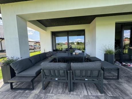 Grafitowy zestaw mebli na taras - narożnik modułowy, wysoki stół, fotele i pufy - Panaon Corner XXL - DG