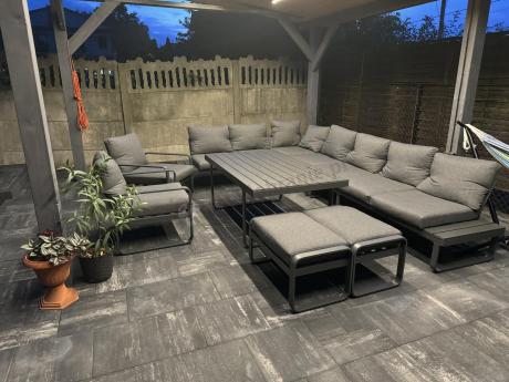 Grafitowy zestaw mebli na taras - narożnik modułowy, wysoki stół, fotele i pufy - Panaon Corner XXL - DG