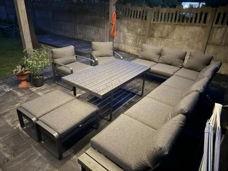 Grafitowy zestaw mebli na taras - narożnik modułowy, wysoki stół, fotele i pufy - Panaon Corner XXL - DG