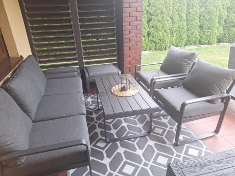 Grafitowy zestaw mebli na taras - sofa 175cm, 2 fotele i 2 pufy - Panaon Dining DG