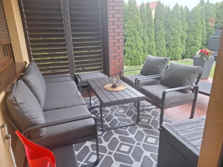 Grafitowy zestaw mebli na taras - sofa 175cm, 2 fotele i 2 pufy - Panaon Dining DG