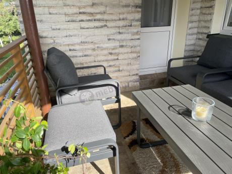 Grafitowy zestaw mebli na taras - sofa 175cm, 2 fotele i 2 pufy - Panaon Dining DG