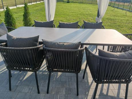 Grafitowy zestaw mebli obiadowych na taras dla 8 osób - Kostto Dining 8+1