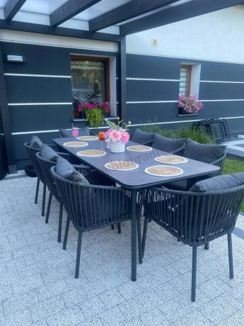 Grafitowy zestaw mebli obiadowych na taras dla 8 osób - Kostto Dining 8+1