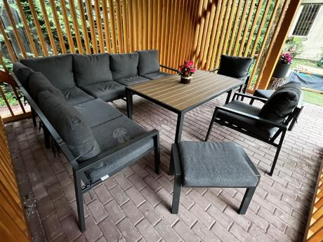 Grafitowy zestaw mebli ogrodowych z narożnikiem i dwoma fotelami Sodor Corner XL - Dark Grey Polywood