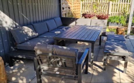 Grafitowy zestaw mebli z narożnikiem i wysokim stołem Calamba Corner XL