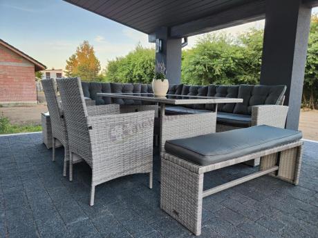 Jasnoszare meble balkonowe z technorattanu