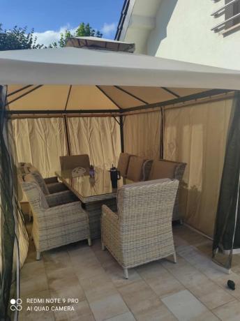 Jasne technorattanowe meble obiadowe na taras - stół 220cm + 8 foteli Laritto - Beige