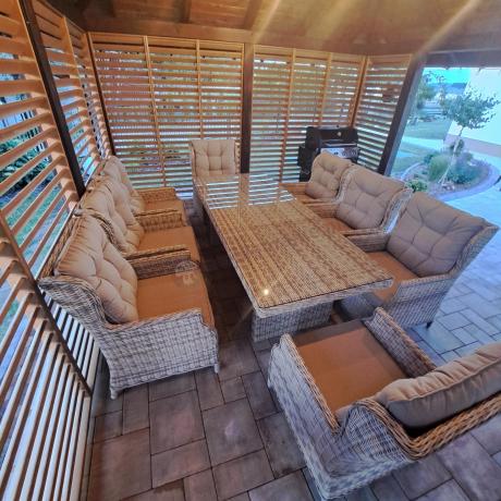 Jasne technorattanowe meble obiadowe na taras - stół 220cm + 8 foteli Laritto - Beige
