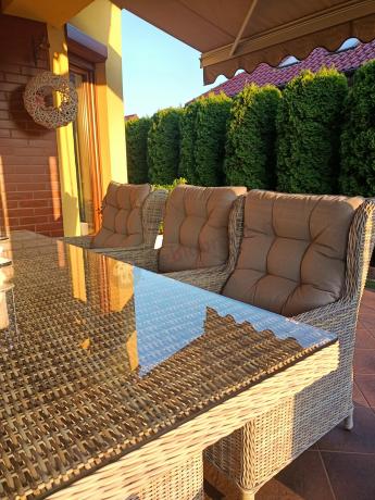 Jasne technorattanowe meble obiadowe na taras - stół 220cm + 8 foteli Laritto - Beige