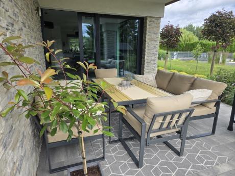 Jasny komplet mebli metalowych na taras dla 8 osób - Panaon Grande WB