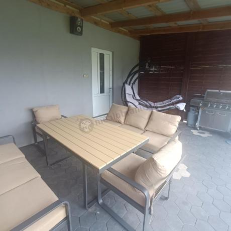 Jasny komplet mebli metalowych na taras dla 8 osób - Panaon Grande WB