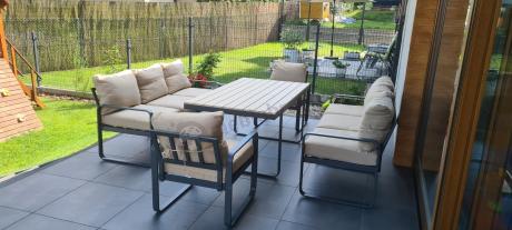 Jasny komplet mebli metalowych na taras dla 8 osób - Panaon Grande WB